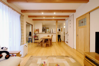 バァーナホームの施工事例_無垢材を使用したナチュラルリビング